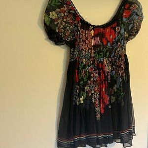 Fei Breezy Semi transparent top. Beautiful flower pattern. SIZE XS.